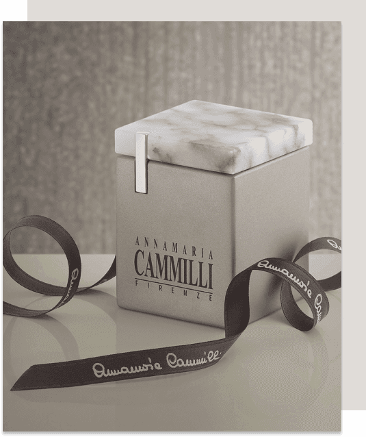 Foto in bianco e nero che mostra il packaging di Annamaria Cammilli venduto da Biscioni Gioielli