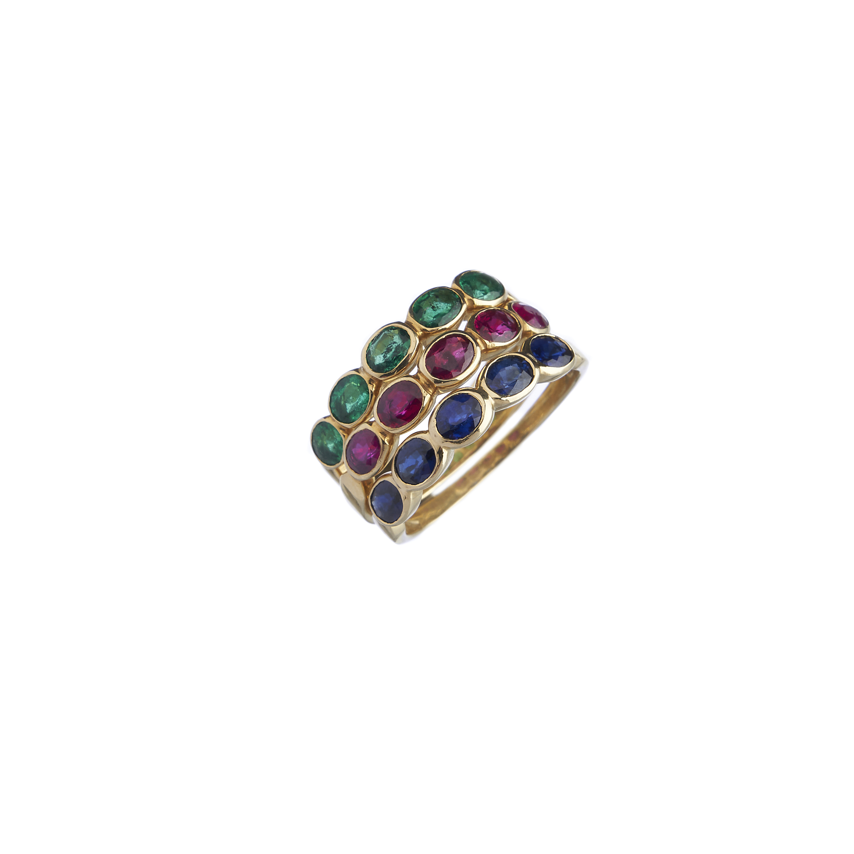 Anello in oro con pietre verdi, blu, rosso su sfondo bianco