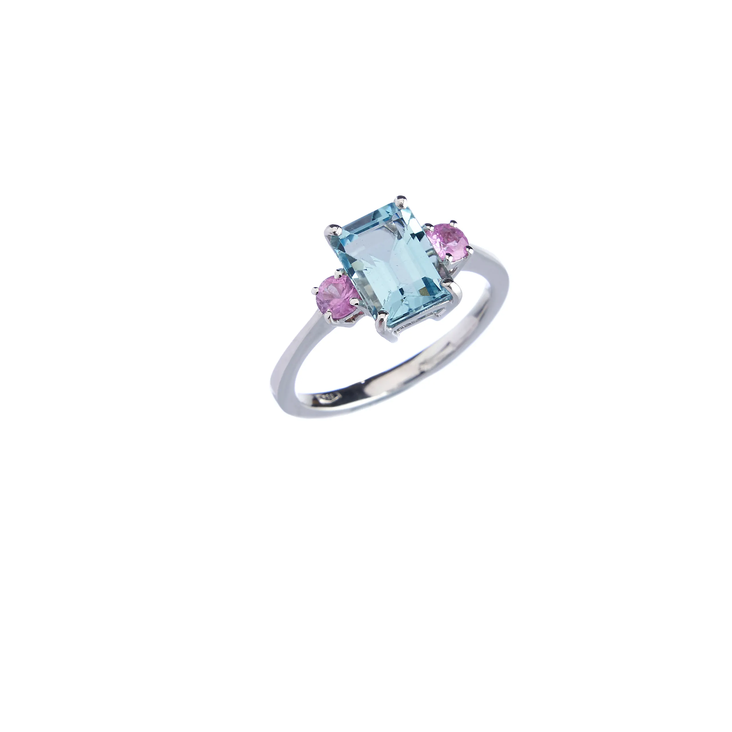 Ring mit Aquamarin Ring mit Aquamarin auf weißem Hintergrund
