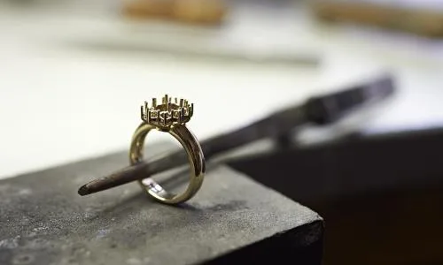 montatura in oro bianco anello in oro bianco in primo piano nel processo di montatura