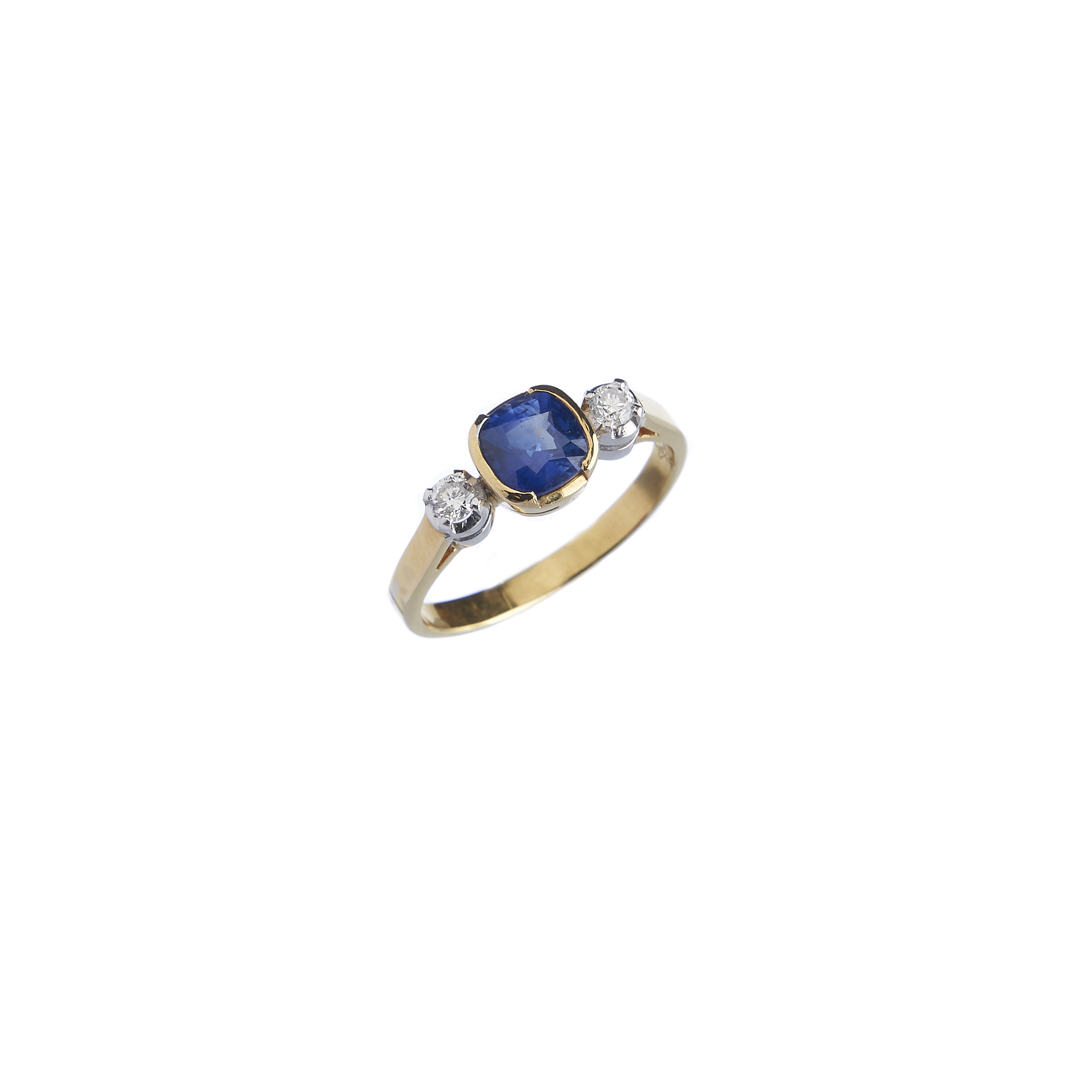 Anello in oro giallo con zaffiro su sfondo bianco