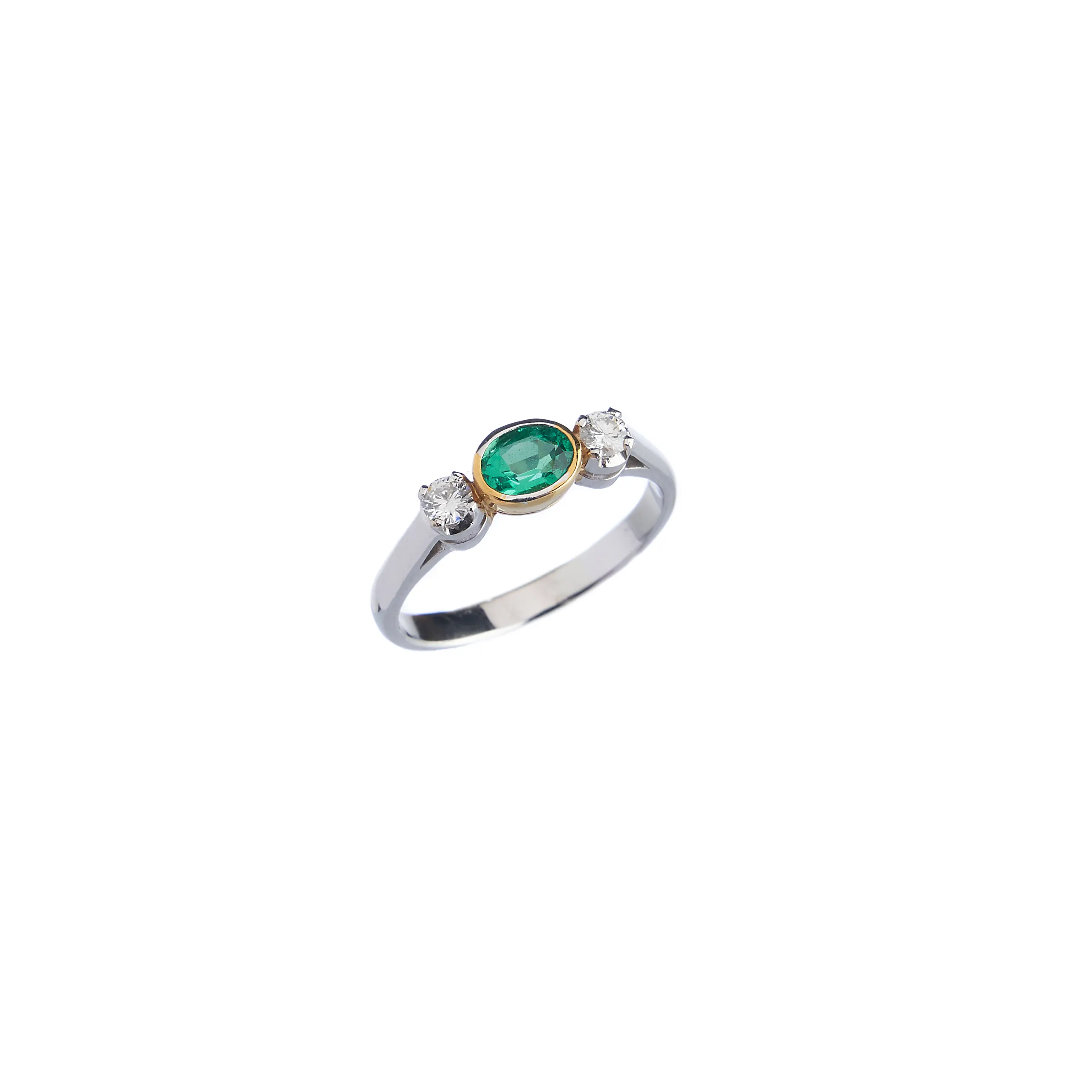 Goldring mit Smaragd Goldring mit Smaragd auf weißem Hintergrund