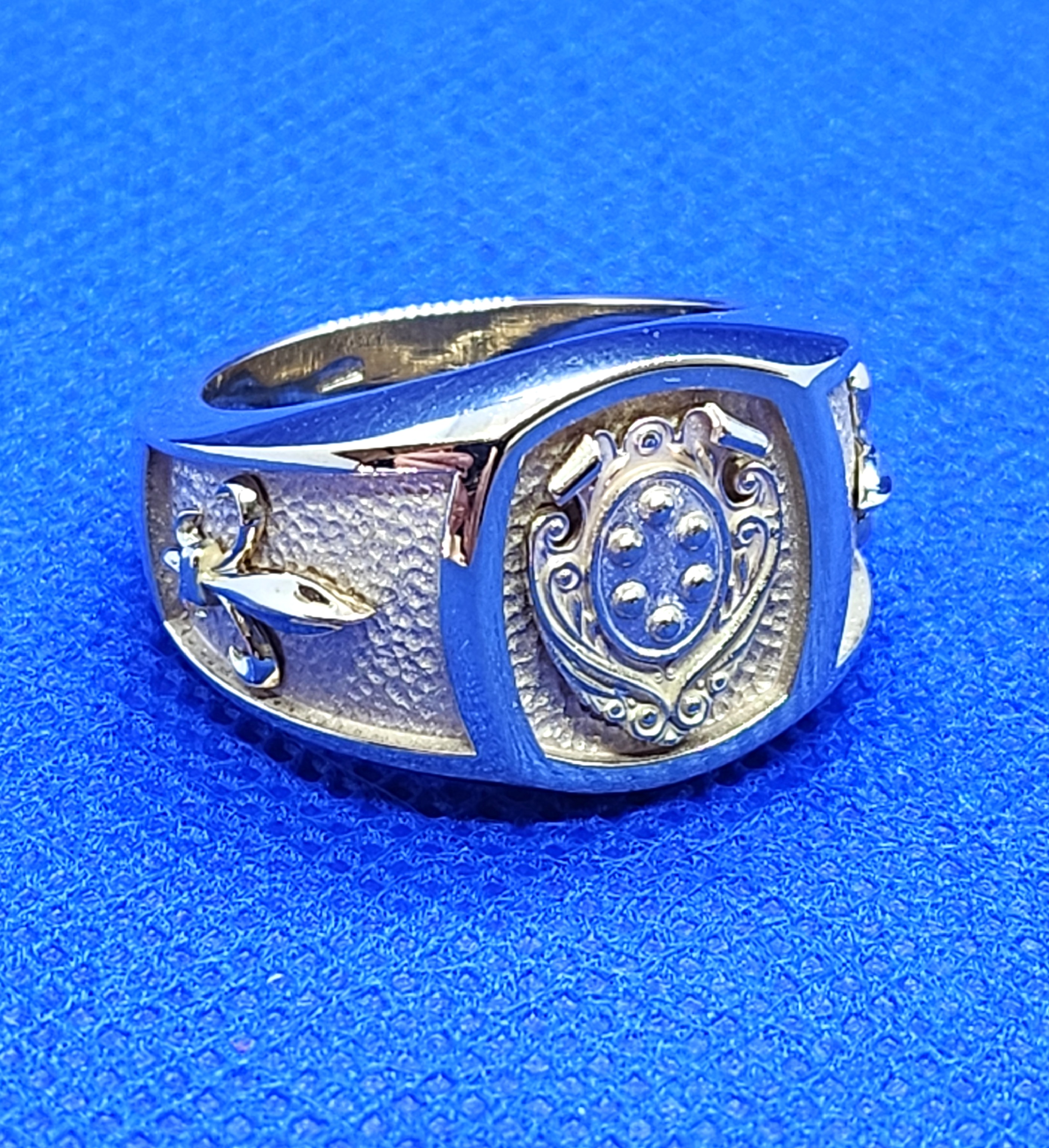Gold ring with the Medici family crest
