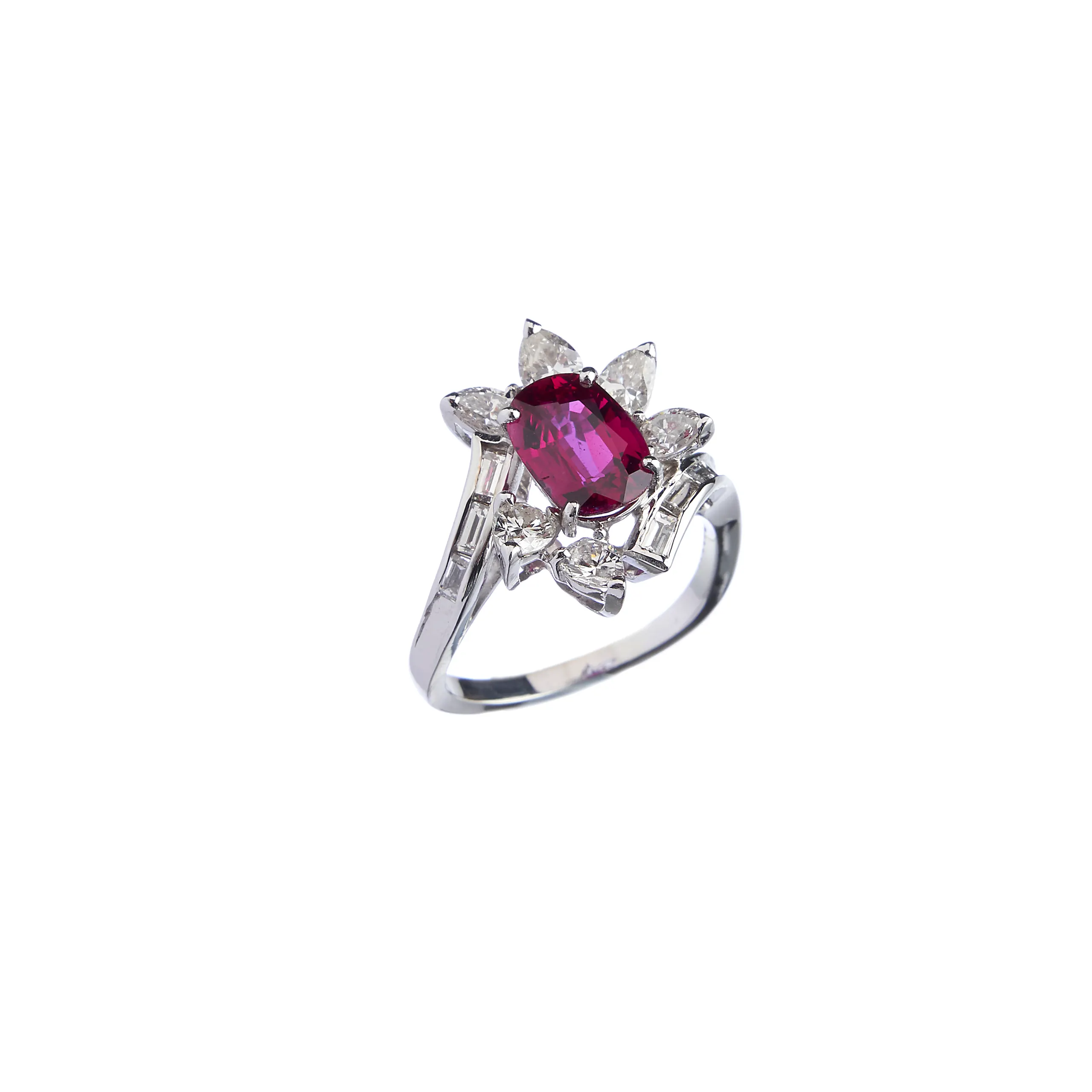 Ring mit Rubin und Diamanten im Fantasieschliff Ring mit Rubin und Diamanten im Fantasieschliff auf weißem Hintergrund