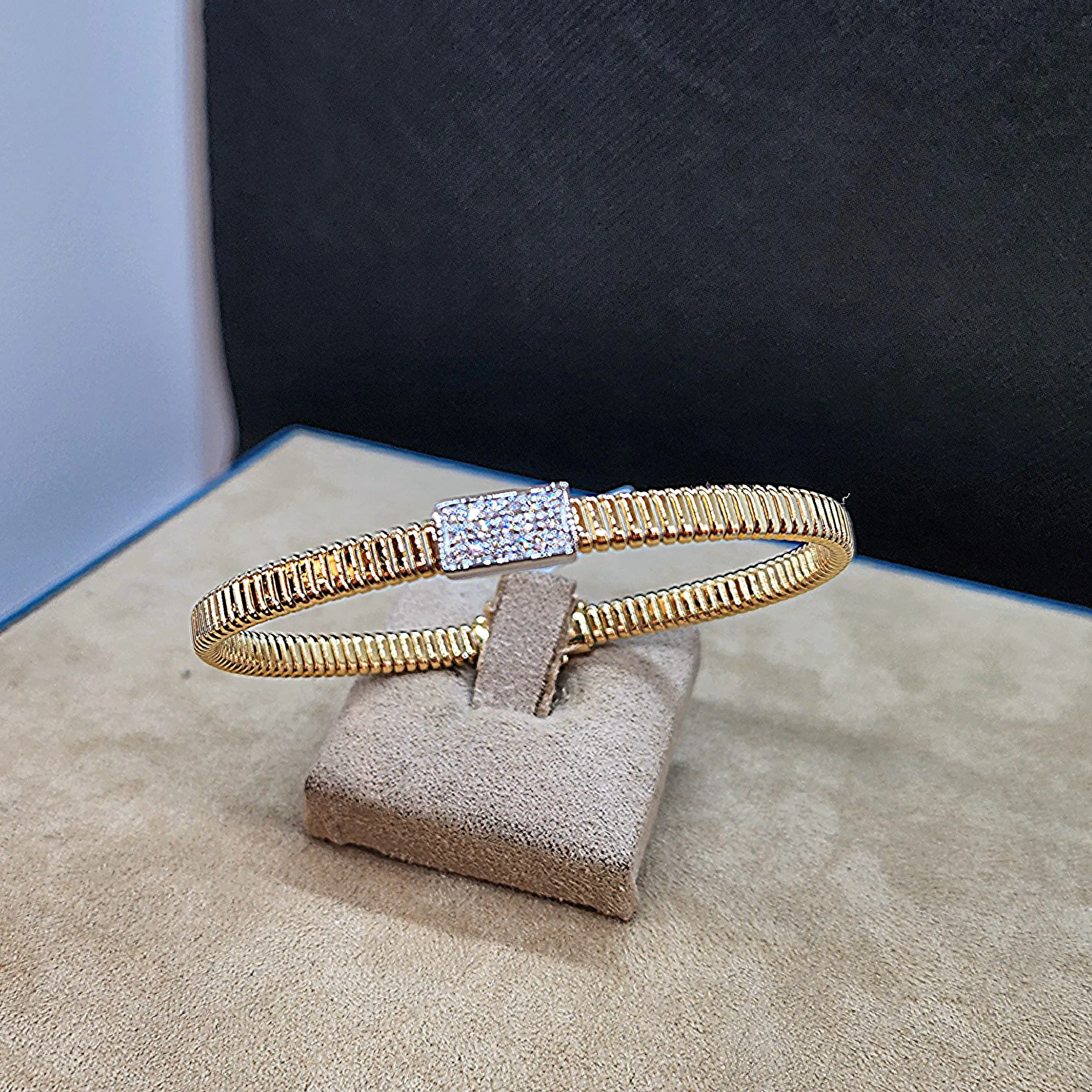 Yellow gold and diamond tubogas bracelet
