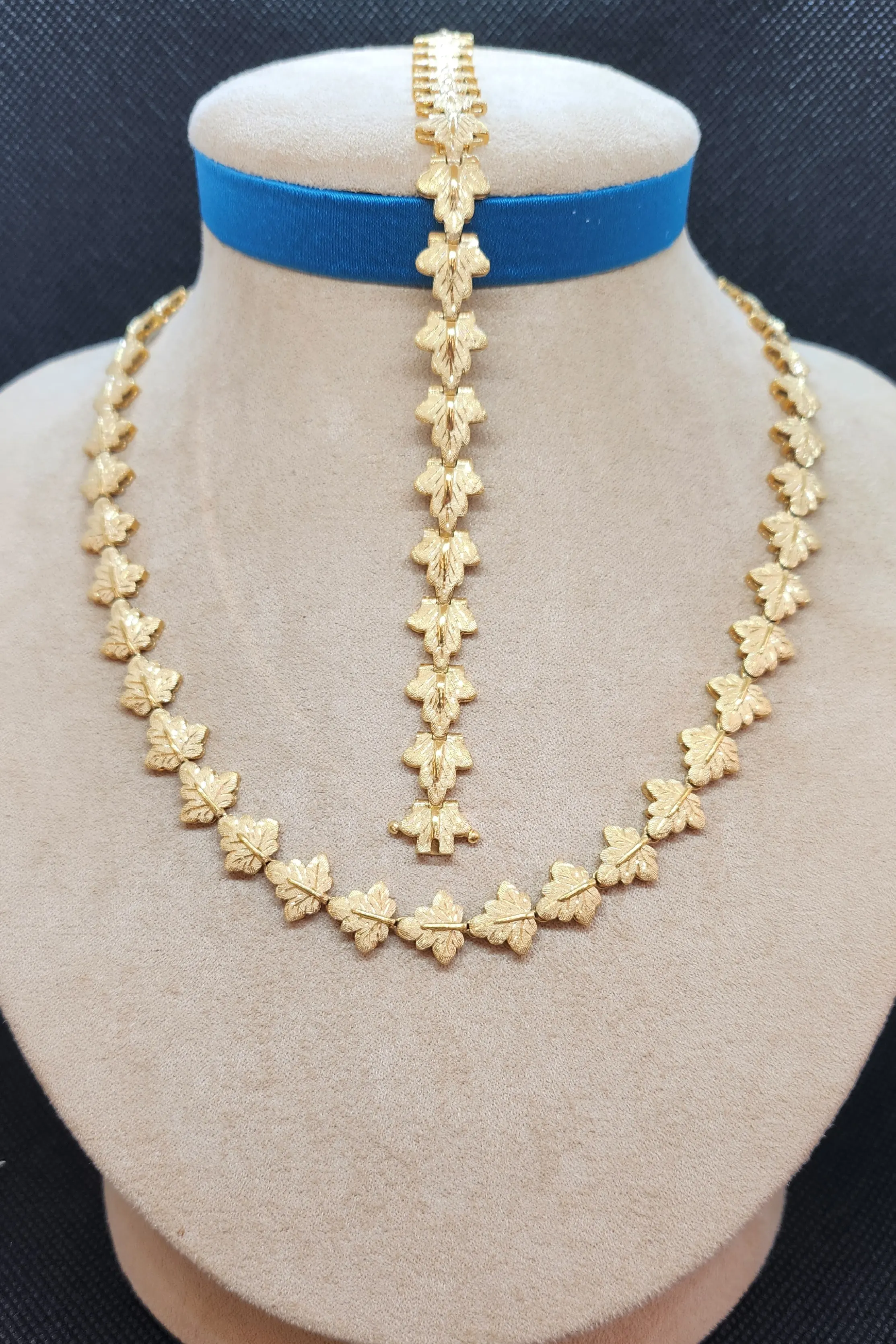 Collana e bracciale in oro giallo satinato Collana e bracciale in oro giallo satinato