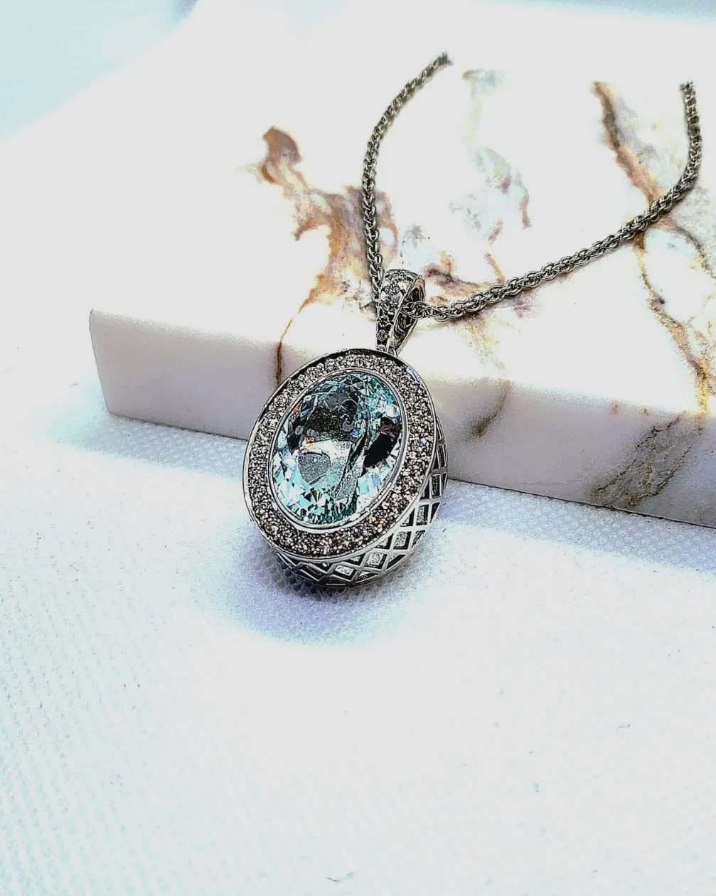 Collana in oro bianco con acquamarina e diamanti Collana in oro bianco con acquamarina e diamanti