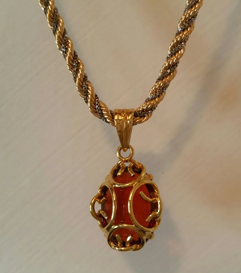Primo piano di una collana in topazio lavorata a mano da Biscioni Gioielli
