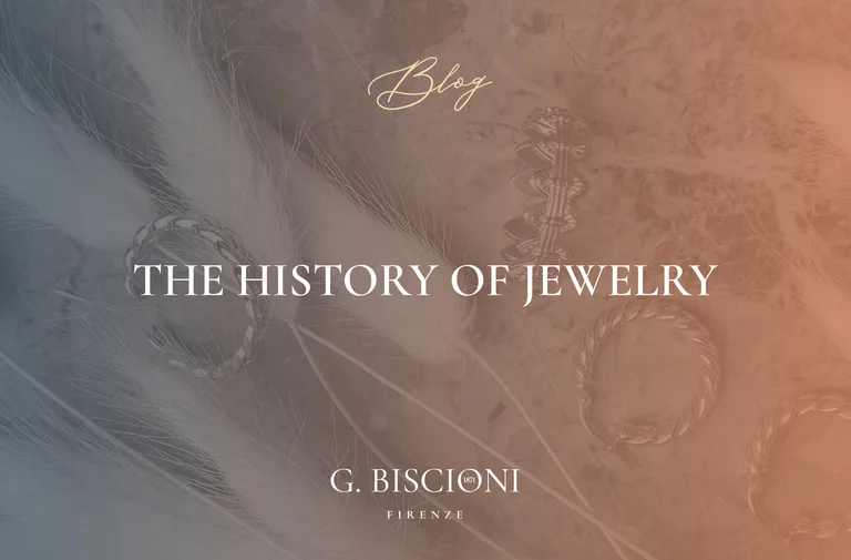 cover blog post sulla storia del gioiello con il logo Biscioni e in sfondo dei gioielli in trasparenza