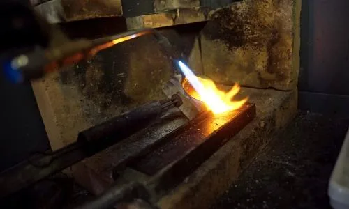fusione dell'oro nel laboratorio di Biscioni Gioielli processo di fusione dell'oro