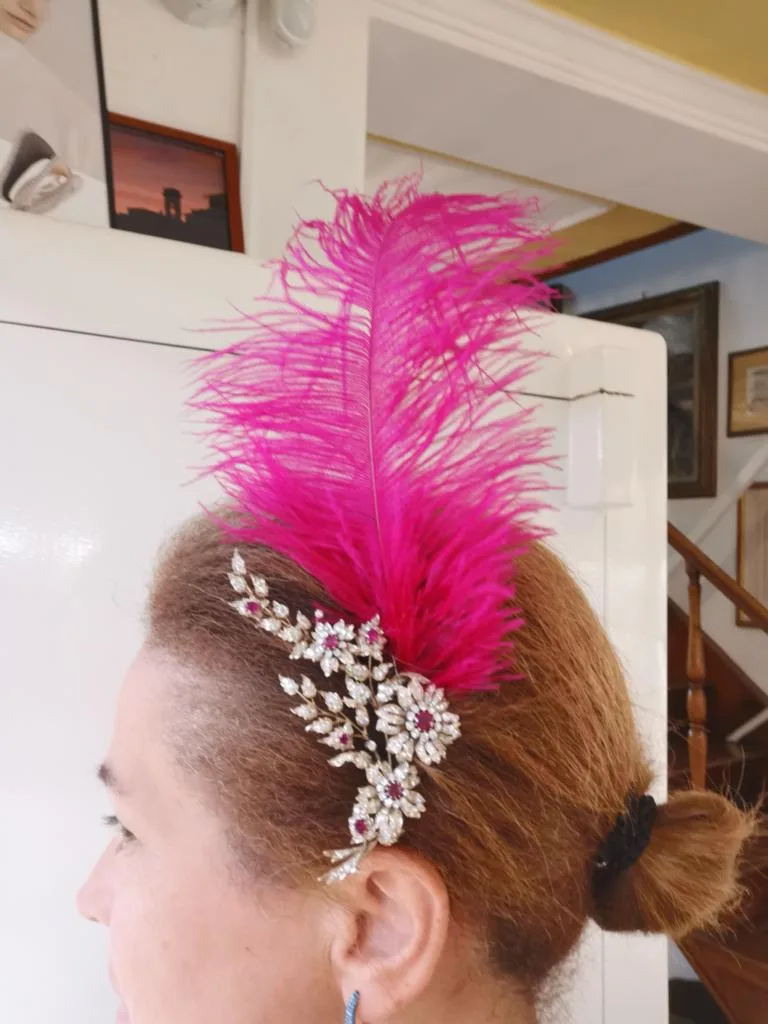 Giuditta Biscioni che indossa una spilla di sua produzione sui capelli con una piuma