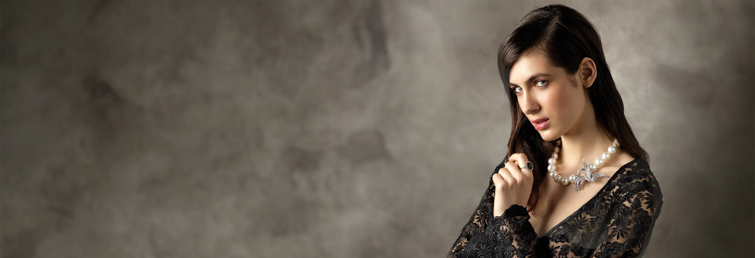 pearl necklace Biscioni Gioielli Model wearing a Biscioni Gioielli pearl necklace