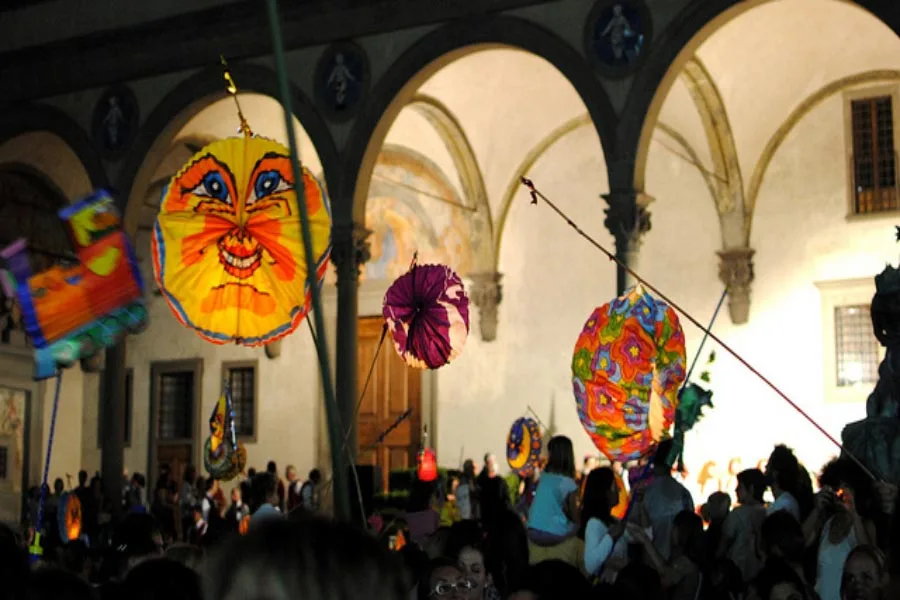 Das Fest der Rificolona in Florenz, erzählt von Biscioni Gioielli Piazza della Santissima Annunziata voller Menschen und Laternen (Rificolone)