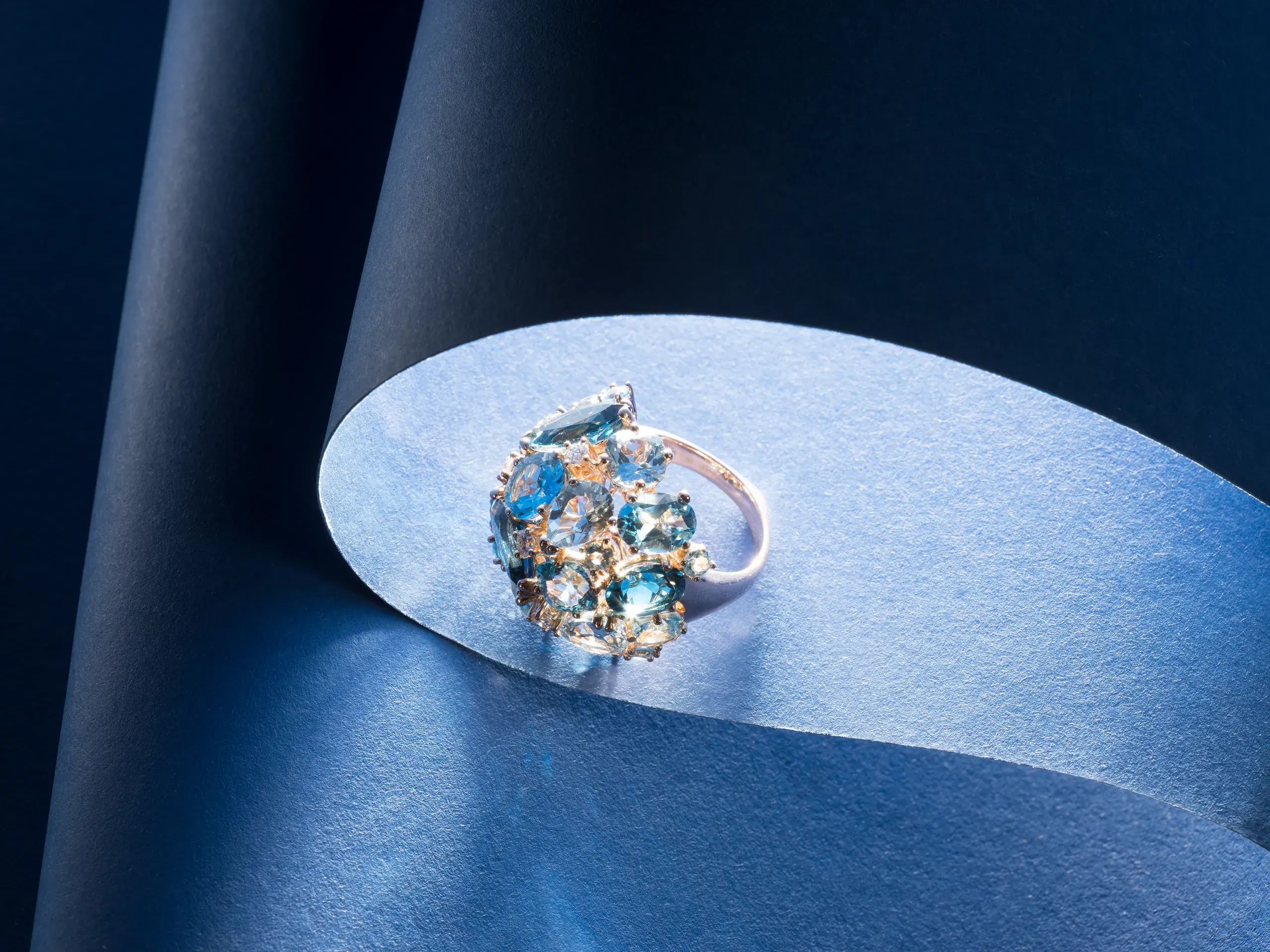 Anello Iris a grappolo di topazi su carta blu – Ponte Vecchio Gioielli