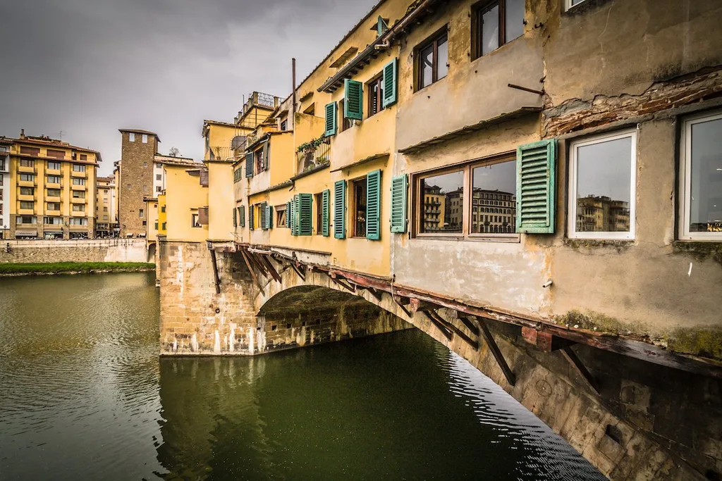 Vista laterale Ponte Vecchio Firenze