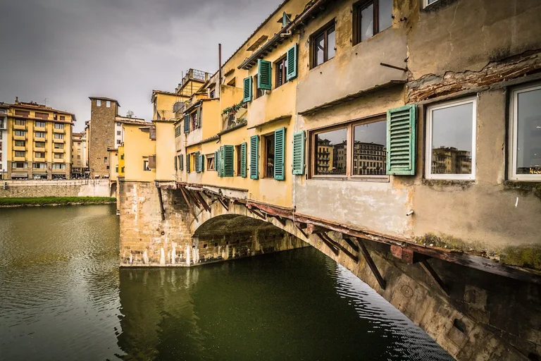 Vista laterale Ponte Vecchio Firenze