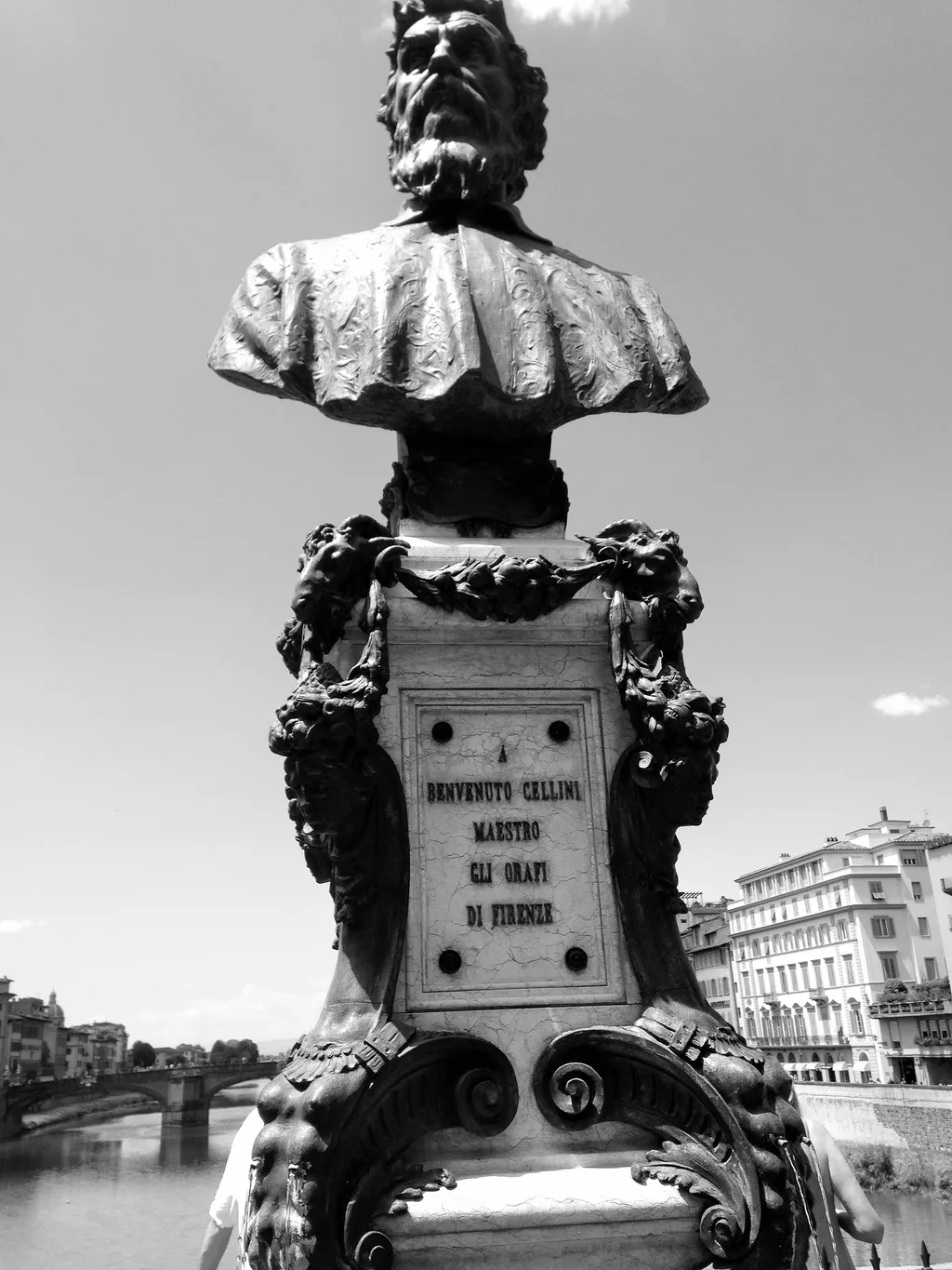 Ponte Vecchio, die Straße des Goldes – Biscioni Gioielli Statue auf dem Ponte Vecchio in Florenz